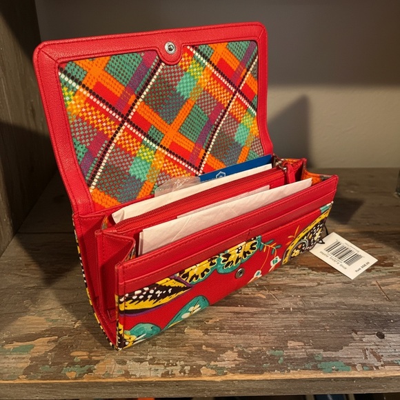 Vera Bradley RFID Audrey Wallet in the colorful Rumba floral print.
NWT - Picture 5 of 5